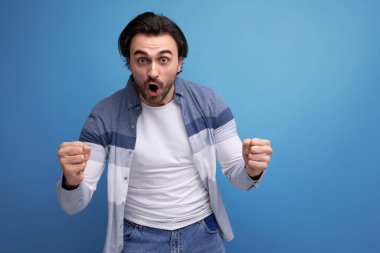 Hevesli, esmer ve başarılı bir adamın portresi..