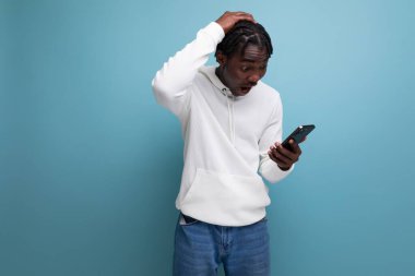 sürpriz adam genç Afrikalı esmer usta yeni tekniği telefonla.