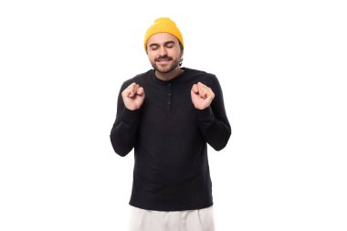 Sakallı beyaz tenli genç beyaz erkek manken beyaz arka planda sahte yer umudu taşıyordu..