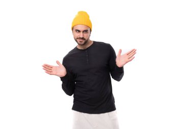 Siyah ceketli genç esmer Avrupalı vahşi adam kollarını açıyor..