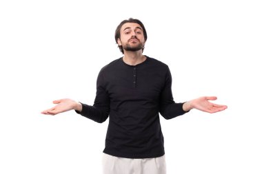 Kafası karışmış, siyah kazaklı, beyaz arka planda Avrupalı bir adam..