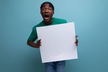 Kağıt levhalı pozitif Afrikalı genç adam notlar için.