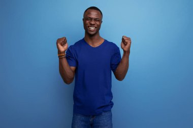 Umut dolu genç Amerikan erkeği yumruklarını tutuyor..