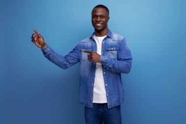 30 yaşındaki yakışıklı Amerikan erkeği şık giyinmiş ve elleriyle promosyon teklifi sunuyor..