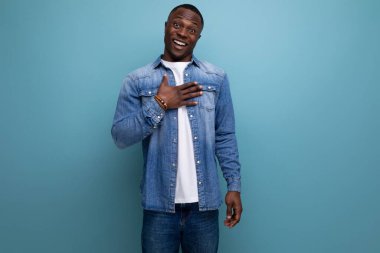 Çekingen, genç, utangaç, kentsel giyinmiş, arka planda kopya alanı olan Afrikalı bir adam..