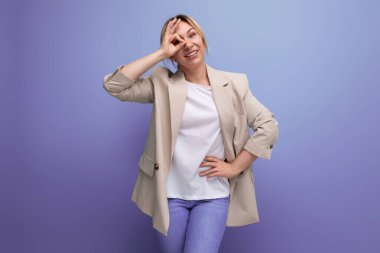 Stüdyo arka planında sarı saçlı, fotokopi alanı olan 30 yaşında bir kadın..