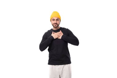 Siyah ceketli ve sarı şapkalı genç, vahşi bir erkek model kameraya çok samimi görünüyor..