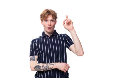 Beyaz bir arka planda kolsuz tişörtlü yakışıklı sarışın bir adam..