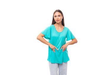 Beyaz arka planda siyah düz saçlı, mavi tişörtlü beyaz bir kadın model..