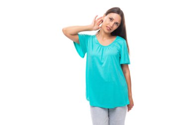 Genç, bakımlı, beyaz, siyah, ipeksi, pürüzsüz saçlı bir kadın model mavi bir tişört giyiyor..