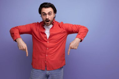 Kırmızı gömlekli yakışıklı, esmer bir adam ilginç haberler veriyor..