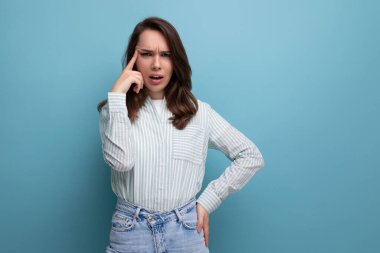 25 yaşında, kahverengi saçlı, çizgili bluz giymiş bir kadın ağzını açtı..