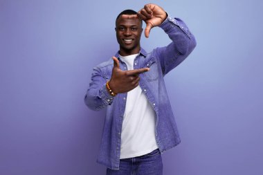 30 yaşındaki neşeli, neşeli, kısa saçlı Amerikalı bir adamın portresi. Bahar kıyafetleri içinde, fotokopi alanının arka planında şık giyinmiş..