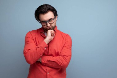 Hüsrana uğramış gözlüklü genç esmer adam şöyle düşündü:.