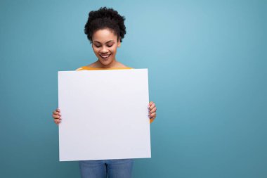 Afro esmer, 20 'li yaşlarda, elinde poster maketi tutan Latin bir kadın..