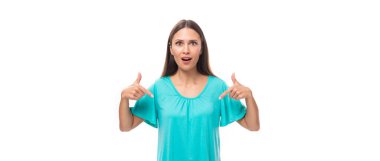 30 yaşındaki esmer bir kadının portresi. Düz siyah saçlı, mavi tişörtlü, proje fikri olan bir kadın. iş kavramı.