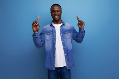 Kot ceketli yakışıklı Afrikalı bir adamın yakın plan portresi. Stüdyo arka planındaki bir fikirden esinlenilmiş..