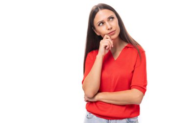 Siyah düz saçlı, kırmızı kısa kollu gömlekli, beyaz arka planda, fotokopi alanı olan genç Avrupalı bir kadın..