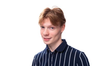 Tarz sahibi, 25 yaşında, çizgili polo giyen, saç stili olan sarışın bir adam..