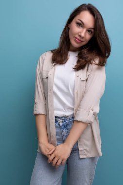 Omuzlarının altında bej gömlekli, şık siyah saçlı 30 'lu yaşlarda bir model..