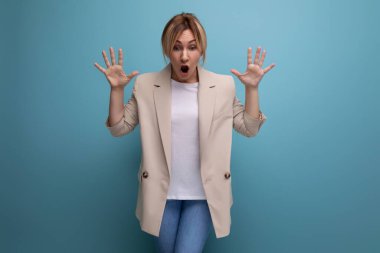 Stüdyodaki genç ve üzgün sarışın..