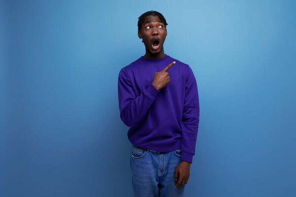 Африканский юный брюнетка мужчина с дредами показывает своими руками идею.