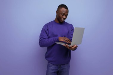 Amerika 'da dizüstü bilgisayarı olan yakışıklı, serbest çalışan bir erkek..