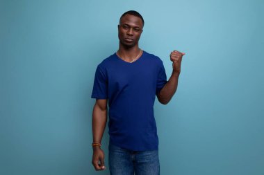 Mavi tişörtlü yakışıklı genç Amerikalı elini uzaya uzatıyor..