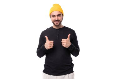 Genç, şık esmer, Avrupalı, siyah kazaklı vahşi adam bir fikir sunuyor..