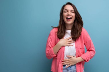 Pembe gömlekli ve kot pantolonlu esmer bir kadın stüdyo izole edilmiş..