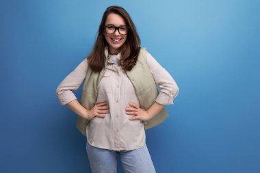 Avrupa görünümlü genç esmer kadın her gün görüş için gözlük takıyor..