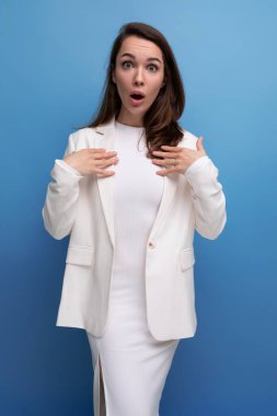 Üzgün, esmer, beyaz elbiseli ve ceketli bir kadının portresi..