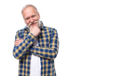 Yakışıklı, yaşlı, yaşlı, sakallı, sakallı, beyaz arkaplan ve fotokopi alanı olan bir adam..