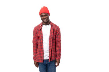 Kırmızı ekose gömlekli ve kot pantolonlu yakışıklı, etnik Afrikalı bir adam..