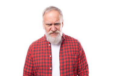 Dost canlısı olmayan 60 yaşında beyaz saçlı, sakallı ve bıyıklı bir emekli..