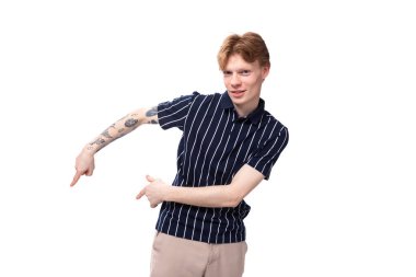 Kolsuz tişörtlü Avrupalı genç sarışın elini beyaz arka planda gösteriyor..