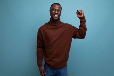 Genç Afrikalı adam eliyle ilginç bir teklif sunuyor..