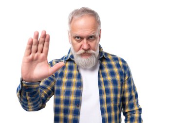 60 'lı yaşlarda, beyaz arka planda sakallı, orta yaşlı, beyaz saçlı yakışıklı bir adam..