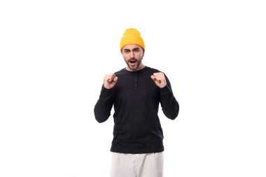 Siyah kazaklı vahşi Avrupalı genç, vahşi bir adam. Fotokopi alanı olan beyaz bir arka planı var..