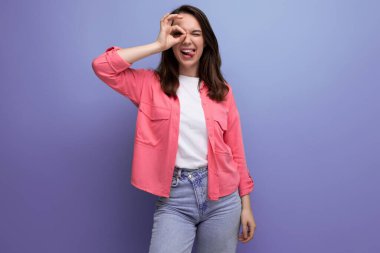 Pembe gömlek ve kotlu omuz hizasında saçları olan esmer, beyaz bir kadın..
