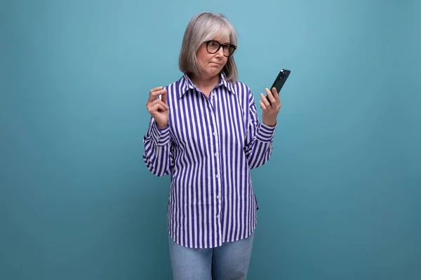 Mujer Mediana Edad Moderna Los Años Con Pelo Gris Teléfono — Foto de Stock