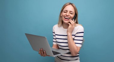 Elinde dizüstü bilgisayarla gülümseyen genç bir kız öğrenci..