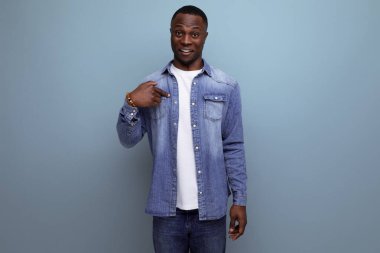 Koyu tenli genç pozitif Amerikalı adam şık giyinmiş izole edilmiş stüdyo geçmişi var..