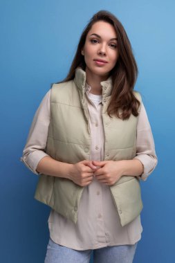 Stüdyoda yelek ve gömlek giyen güzel Avrupalı esmer kadın..