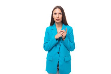 Genç, güzel, esmer, mavi ceketli sekreter kadın. Beyaz arka planda, fotokopi alanı ile izole edilmiş..