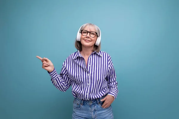 Sonriente Mujer Madura Los Años Con Pelo Gris Escuchando Música — Foto de Stock