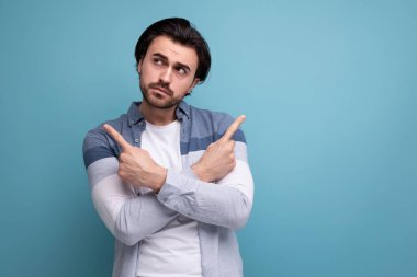 Model görünümlü esmer adam stüdyo arka planında hayaller kuruyor..