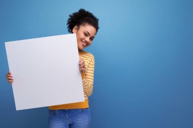 Afro esmer, 20 'li yaşlarda. Latin, genç bir kadın..