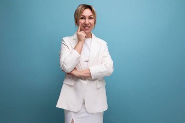 Beyaz ceketli ve elbiseli güzel, genç, sarışın iş kadını..