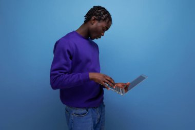 Bilişim uzmanı, Afrikalı, laptoplu, esmer bir adam..